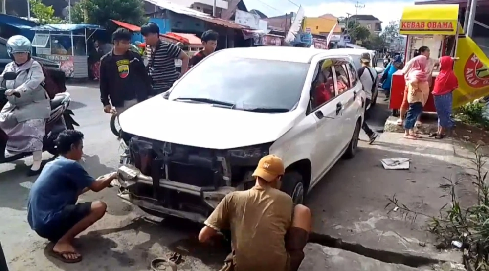 Mobil pelaku pencurian aki tower ringsek. [Istimewa]