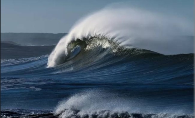 BMKG Warning Aktivitas Pelayaran: Waspadai Gelombang Tinggi 6 Meter Tiga Hari ke Depan!