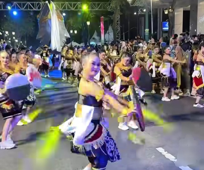 Ribuan Seniman Berbagai Daerah Menari Bareng di Indonesian Street Performance