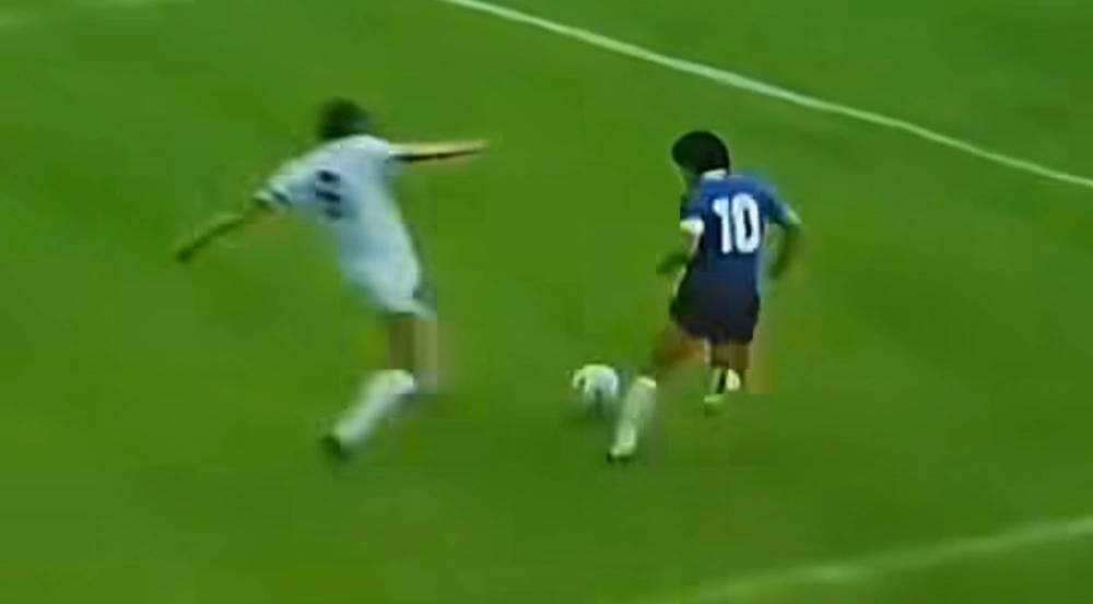 Aksi Diego Maradona saat berada di lapangan. [Instagram @pepi10ok]