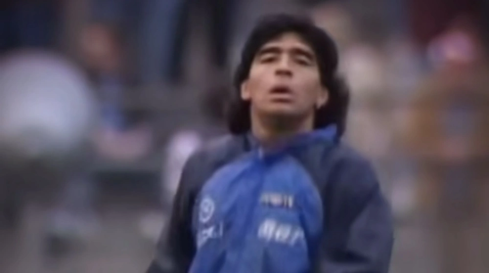 Diego Maradona melakukan pemanasan sebelum bertanding. [Instagram @rockyquirogav]
