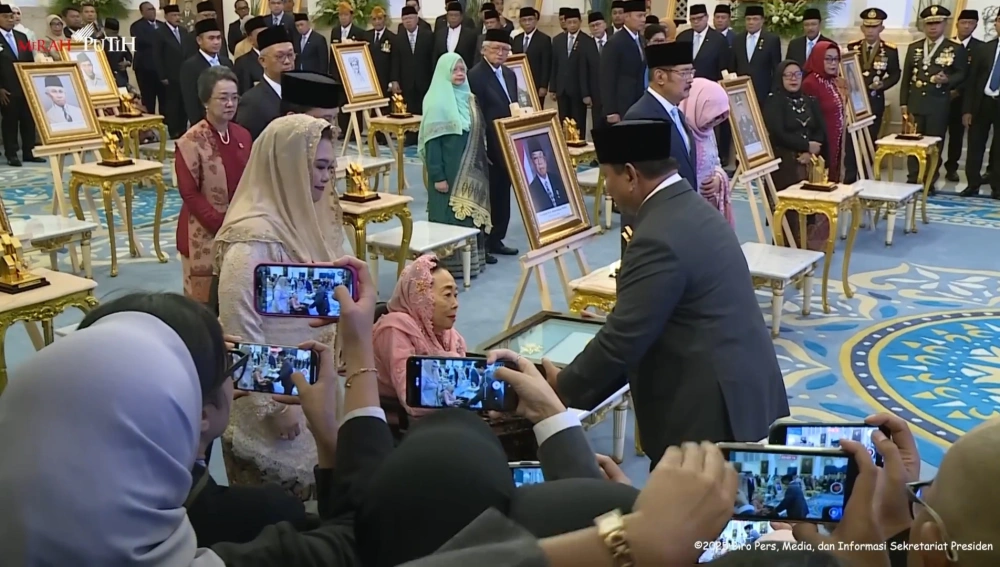 Prabowo Subianto menyalami istri mendiang Gusdur dan anaknya. [Youtube @sekretariatkabinet]