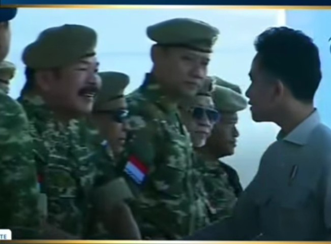 Viral! Gibran Tak Salami AHY Saat Upacara Militer Bersama Prabowo