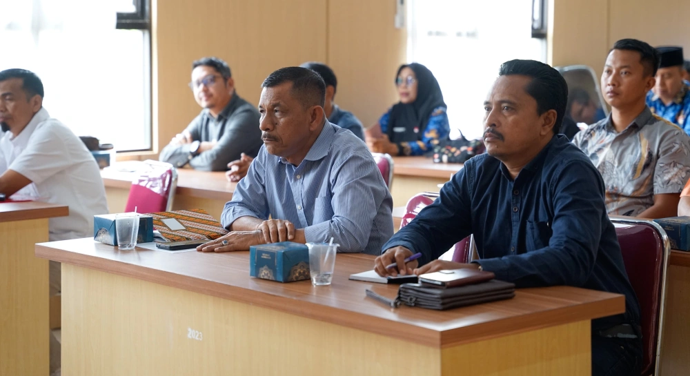 Tamu undangan dari perusahaan mengikuti rapat penetapan harga TBS sawit. [Dok. Media Center Pemprov Bengkulu]