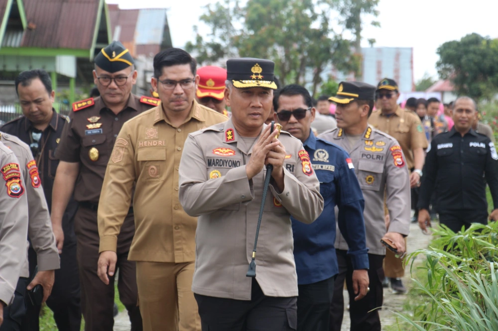 Kapolda Bengkulu, Wakil Bupati Rejang Lebong dan Forkopimda tiba di lokasi bedah rumah. [Foto : Polres Rejang Lebong]
