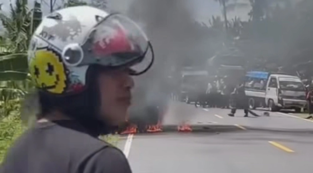 Petugas mencoba memadamkan korban api. [Instagram @fakta.indo]