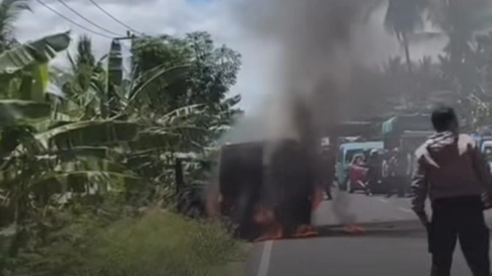 Petugas memadamkan api. [Instagram @fakta.indo]