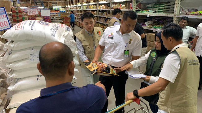Antisipasi Beras Oplosan, Polisi Sidak Toko Penjual Beras di Medan