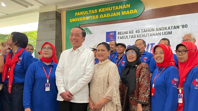 Jokowi Reuni Fakultas Kehutanan UGM, Dokter Tifa: Bukan Bukti Ijazah Asli