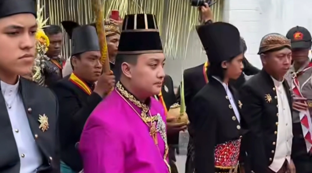 Purbaya diarak menuju tempat pelaksanaan pengangkatan. [Instagram]