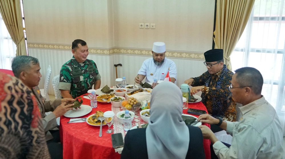 Tiba di Bengkulu, Menteri Desa Yandri dijamu gulai atau lauk khas desa. [Dok. Media Center Provinsi Bengkulu]
