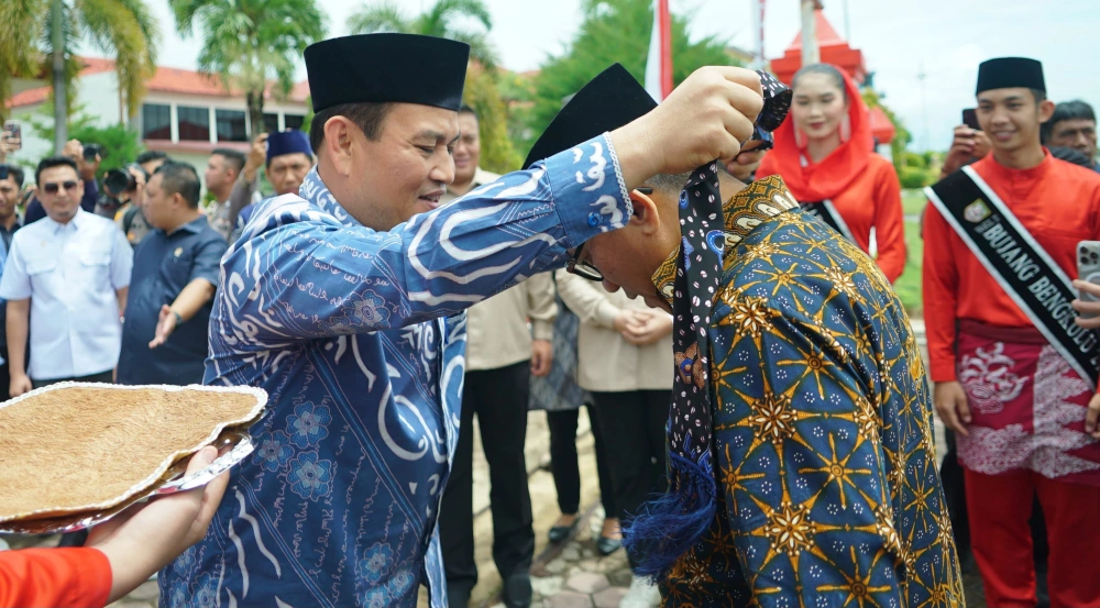 Pj Sekda Provinsi Bengkulu, Herwan Antoni menyambut kedatangan Menteri Yandri. [Dok. Media Center Provinsi Bengkulu]