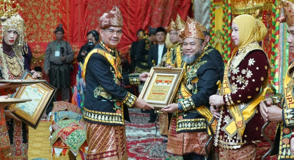 Gubernur Bengkulu, Helmi Hasan menerima gelar adat. [Dok. Media Center Provinsi Bengkulu]