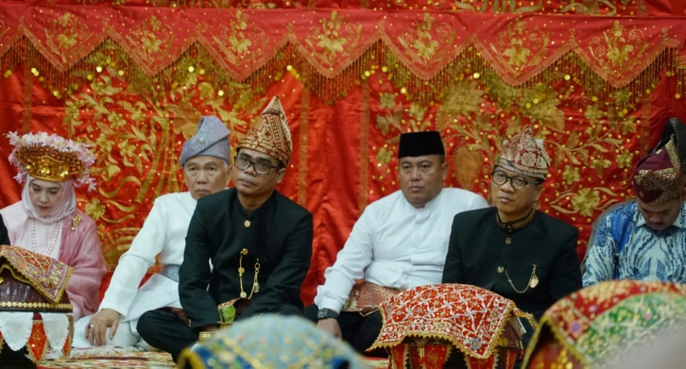 Menteri Desa, Yandri Sutanto ikut menyaksikan pemberian gelar adat. [Dok. Media Center Provinsi Bengkulu]