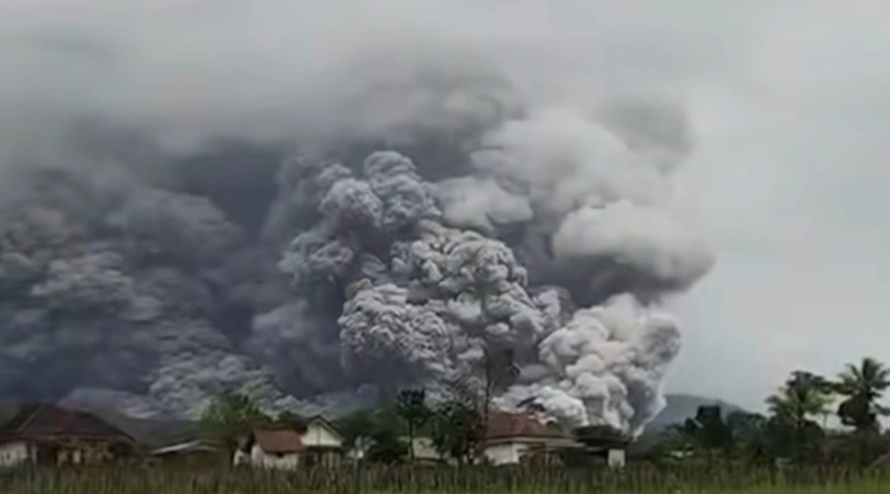 Pendakian ditutup sementara akibat semeru erupsi. [Tiktok]