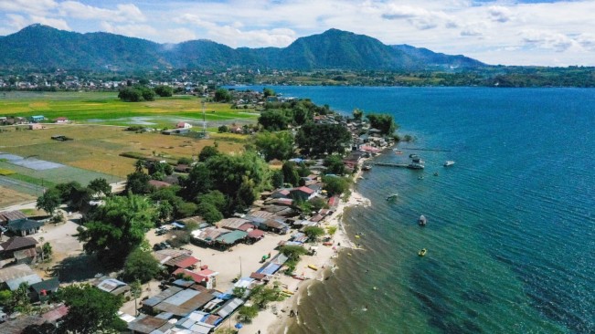 Pesona Keindahan Pantai Bulbul di Danau Toba, Pasir Putih dan Bukit Hijau