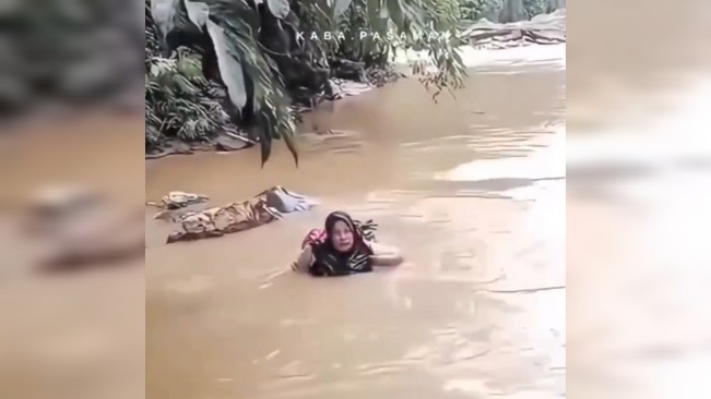 Video Viral Bidan Pertaruhkan Nyawa Nyebrang Sungai di Pasaman, Warganet: Katanya Merdeka 80 Tahun