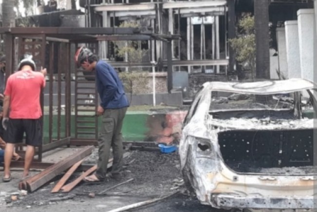 Kantor DPRD Sisakan Puing Bangunan Usai Dibakar Massa: Diwarnai Aksi Penjarahan hingga Wisata Dadakan