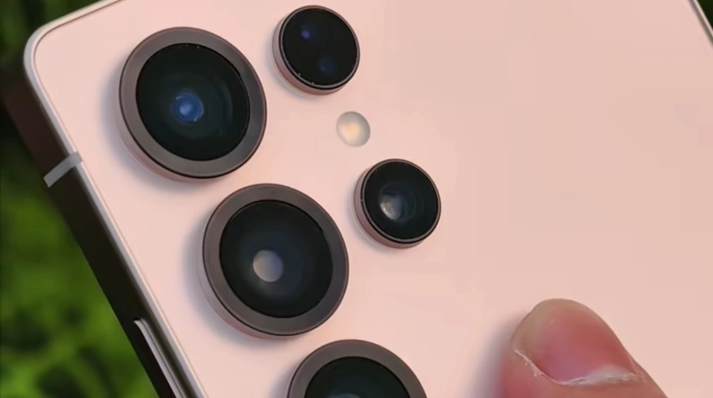 Samsung dibekali layar premium yang telah menjadi standar industri. [Instagram]