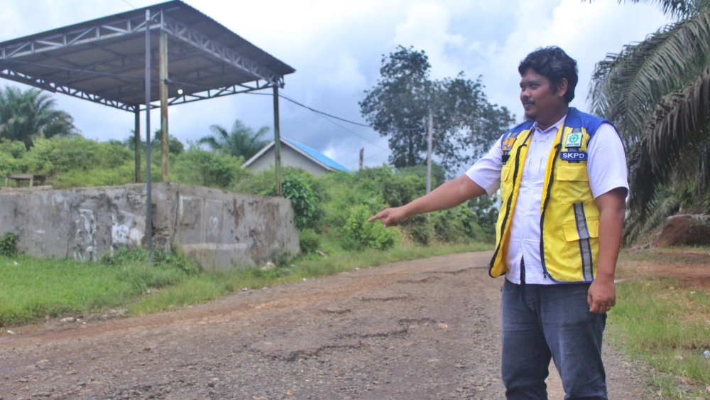 Survey jalan yang akan dibangun. [Dok. Humas Pemprov Bengkulu]