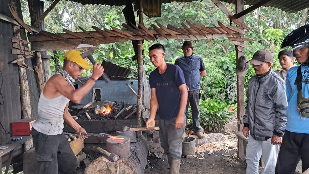 Melihat langsung proses kerajinan tangan pandai besi. [Habibi Ifriansyah/ FTNews.co.id]