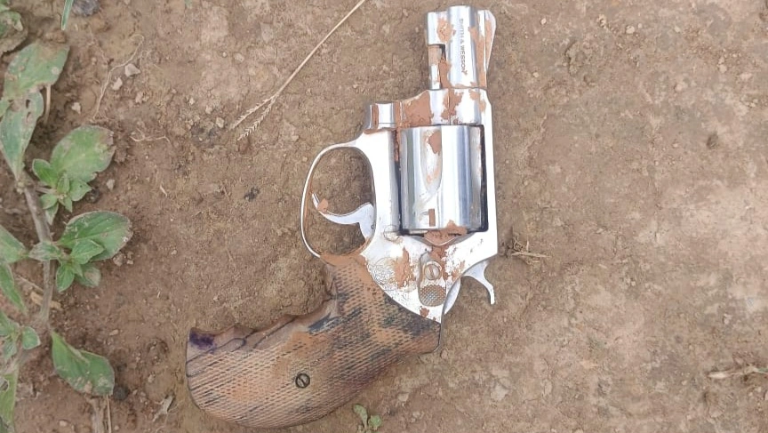 Pistol yang diduga digunakan untuk menembak petani. [Ist]