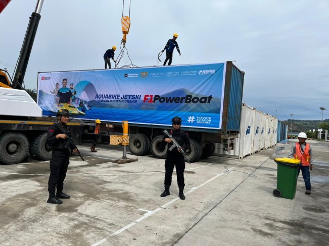 Brimob Kawal Penurunan Kontainer Logistik Aquabike World Championship 2025 di Danau Toba