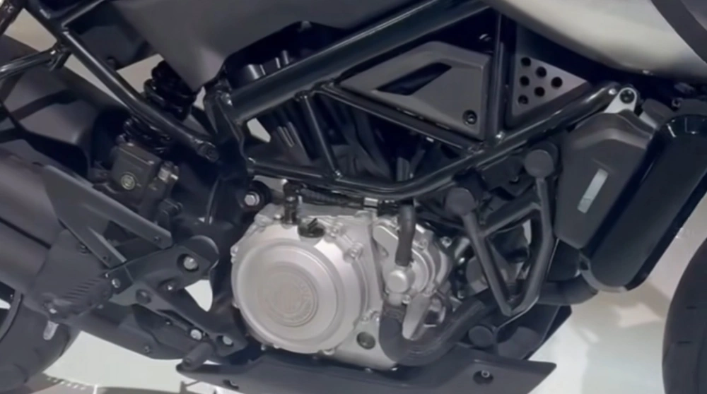 Motor Naked ini memiliki mesin bertenaga dengan performa yang dapat diandalkan. [Instagram]