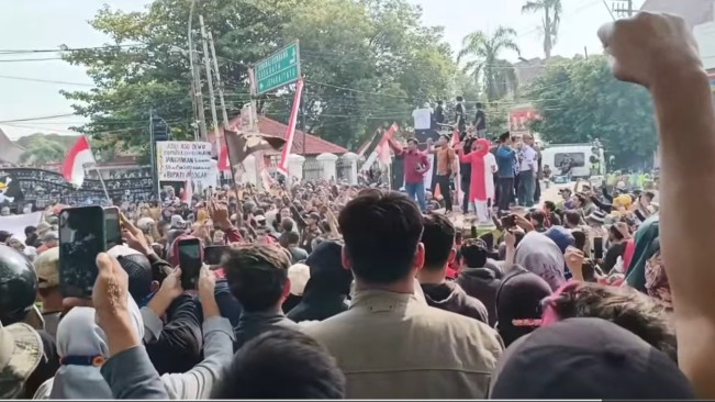 Detik-detik Demo Bupati Pati Ricuh, Massa dan Polisi Bentrok