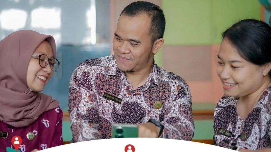 Para guru riang mengecek TPG. [Instagram]