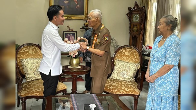 Momen Gibran Rakabuming Kunjungi Try Sutrisno, Warganet Soroti Soal Pemakzulan