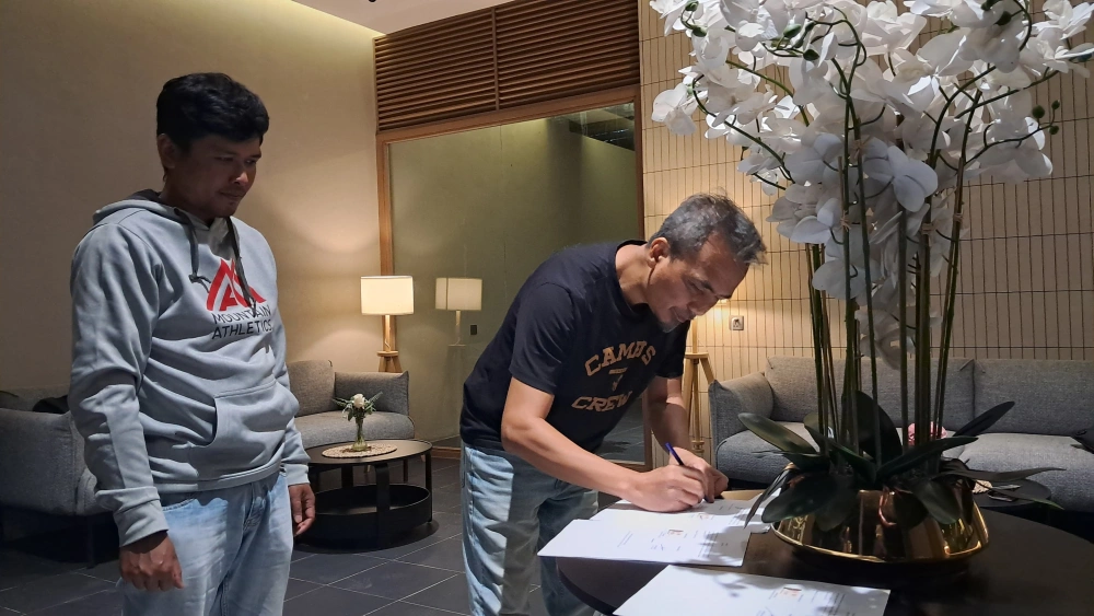 Pemimpin Redaksi Forum Terkini, Madinah menandatangani MOU dengan KIM Rejang Lebong. [Habibi Ifriansyah/ FTNews.co.id]