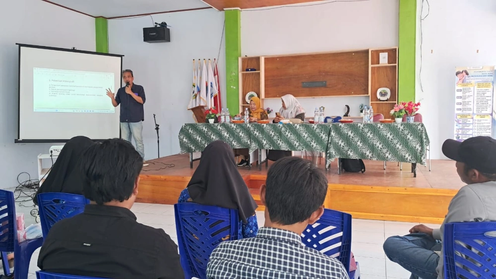 Pemimpin Redaksi Forum Terkini Media, Madinah saat memaparkan program pengutan literasi digital. [Habibi Ifriansyah/ FTNews.co.id]