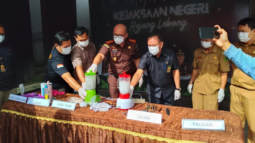 Pemusnahan barang bukti dengan cara diblender. [Ist]