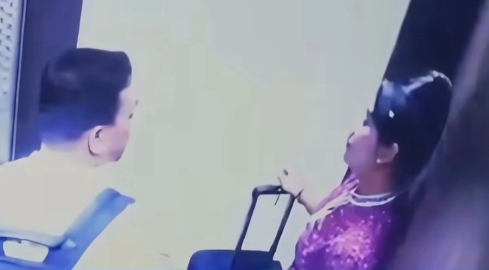 CCTV yang memperlihat Direktur Maskapai dan Pramugari. [Instagram]