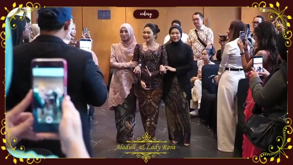 Lady Rara diapit oleh Lesti Kejora dan Selfi Yamma di hari bahagia. [YouTube]