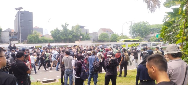 Drama Demonstrasi di Depan Gedung  DPR, Pengunjuk Rasa Bawa Bendera One Piece hingga Bakar Uang