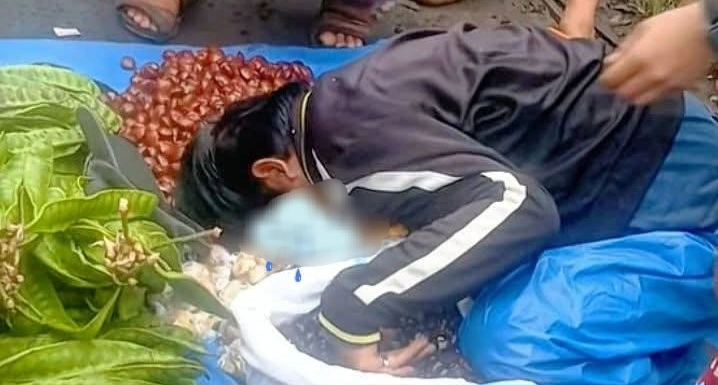 Korban saat tertunduk di tempat berjualan dan mengeluhkan sakit di bagian dada. [Ist]