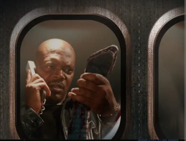 Film Snakes on a Plane Bioskop Trans TV Malam Ini: Saksi Pembunuhan Hadapi Teror Ular Mematikan