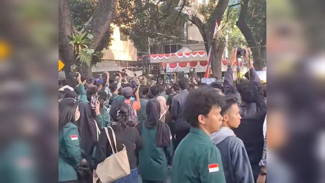 Demo Bubarkan DPR di DPRD Sumut Berakhir Ricuh