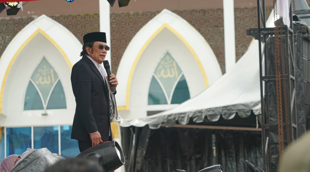 Rhoma Irama saat memberikan tausiyah di Tabliqh Akbar dan Doa bersama untuk Sumatera di Bengkulu. [Dok. Pemprov Bengkulu]