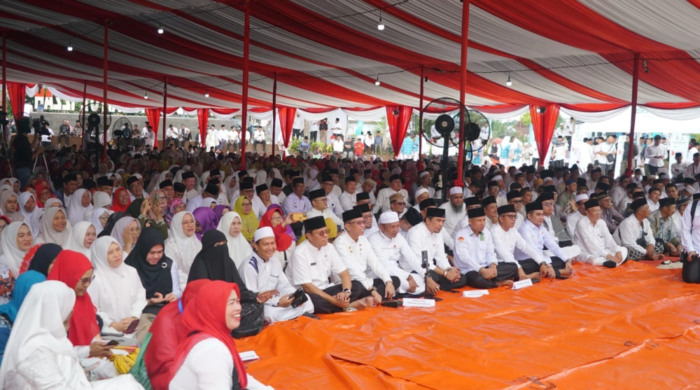 Ribuan jemaah saat menghadiri Tabligh Akbar dan Doa Bersama untuk Sumatera. [Dok. Pemprov Bengkulu]