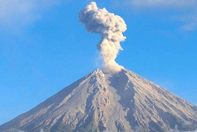 Semeru Kembali Erupsi, Tinggi Letusan Capai 700 Meter: Wapadai Awan Panas dan Guguran Lava!