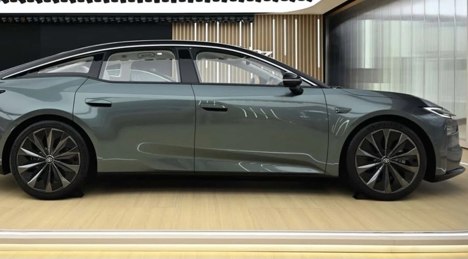 Body samping Toyota bZ7. [Instagram]