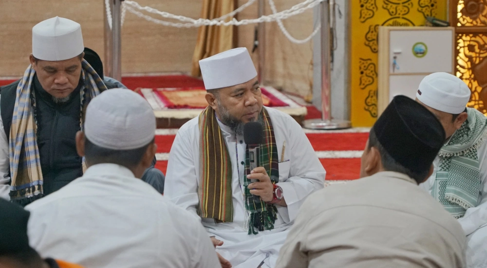 Arahan Gubernur Bengkulu selepas salat subuh di Masjid Baitul Izzah. [Dok. Pemprov Bengkulu]