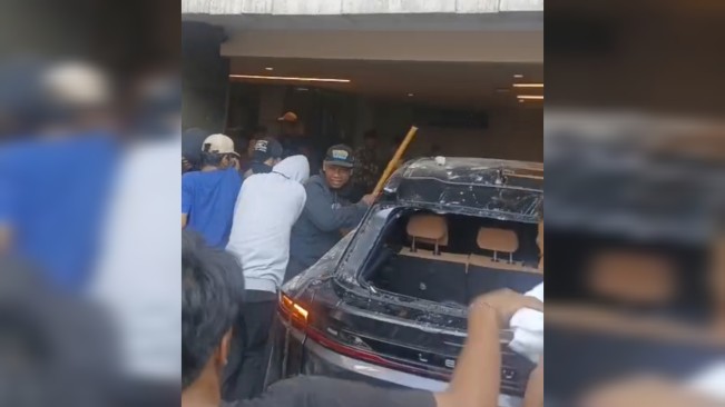 Rumah Ahmad Sahroni Digeruduk Massa: Mobil Mewah Dirusak dan Barang-barang Mewah Dijarah