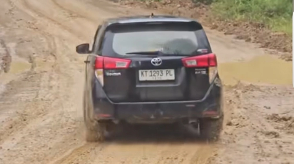 Toyota Innova tetap stabil meskipun di jalan licin dan becek. [Instagram]