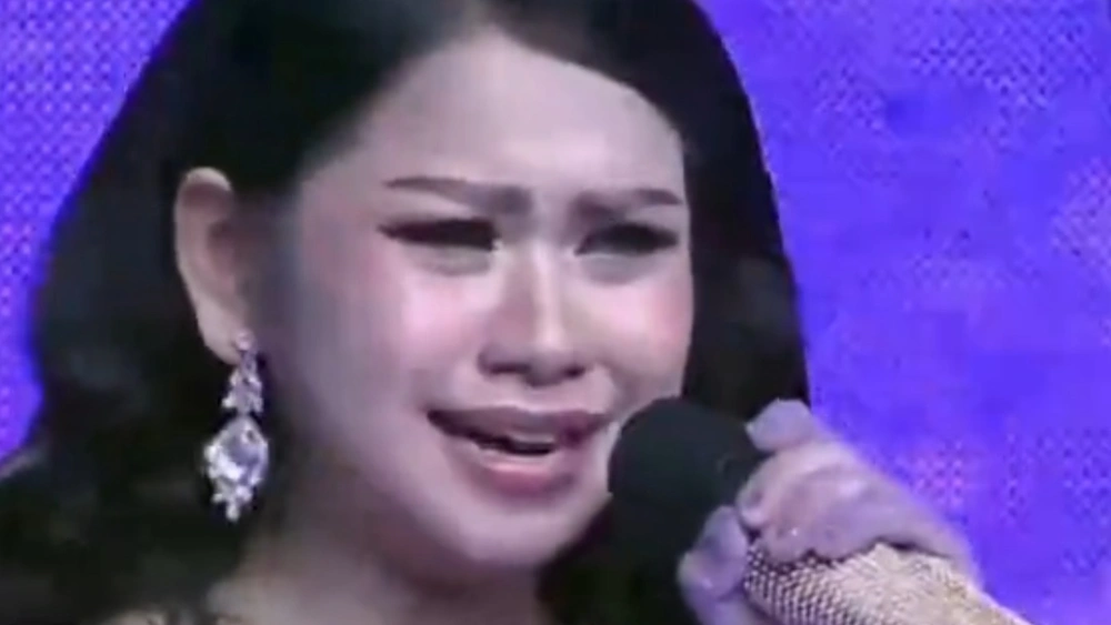 April Cirebon bawakan lagu Jera. [Tiktok]