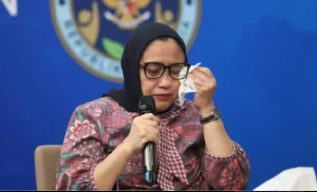 Tangis Nanik Deyang di Tengah Kasus Keracunan Ribuan Siswa di Sejumlah Daerah