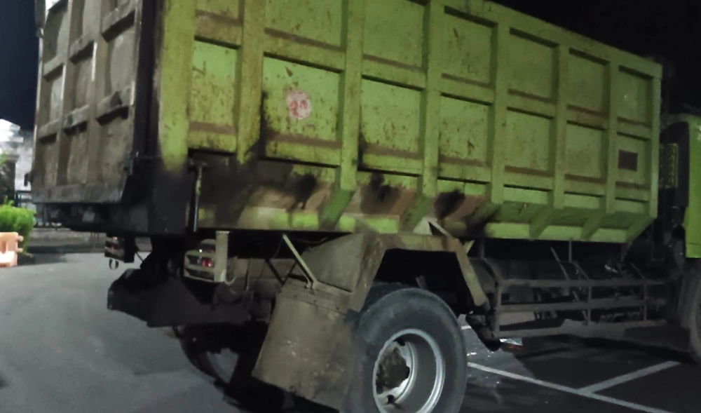 Dump truck yang ditabrak dari belakang telah diamankan di Mapolres Rejang Lebong. [Dok. Polres Rejang Lebong]